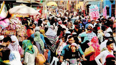 रमजान ईदपूर्वी बाजारात रौनक; ब्रॅण्डेड वस्तूंसह स्थानिक उत्पादनांना मागणी, कपडा, भांडी बाजार फुलला