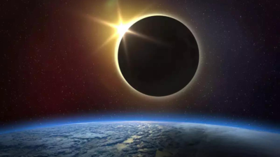 सूर्यावर नव्हे पृथ्वीवर पडली चंद्राची काळी सावली; अंतराळातून असे दिसले सूर्यग्रहण, पाहा विडिओ