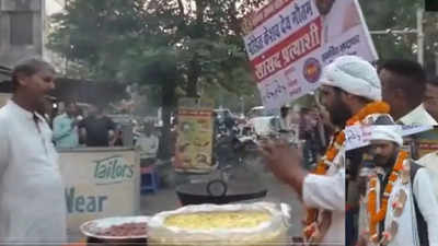 चुनाव के रंग: अलीगढ़ में गले में चप्पलों की माला पहन कर प्रत्याशी कर रहा चुनाव प्रचार