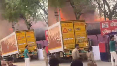 ग्रेटर नोएडा के कासना थाने में लगी भीषण आग, करीब 80 बाइक और 6 वाहन जलकर राख
