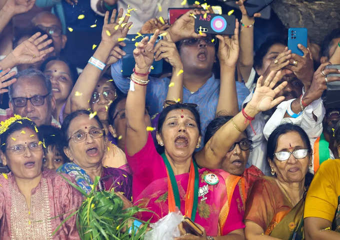 வீட்டு வசதித் துறையில் குறிப்பிடத்தக்க பணிகள் நடைபெற்று வருகின்றன. பிரதமர் வீட்டு வசதித் திட்டத்தின் கீழ் தமிழகம் முழுவதும் லட்சக்கணக்கான வீடுகள் கட்டப்பட்டுள்ளன. 