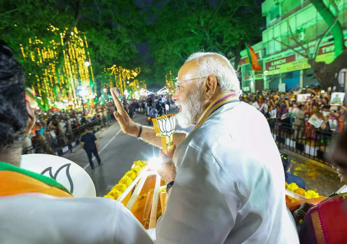 இந்நிலையில் பிரதமர் மோடி சென்னை தியாகராய நகரில் ரோடு ஷோ மேற்கொண்டார். 