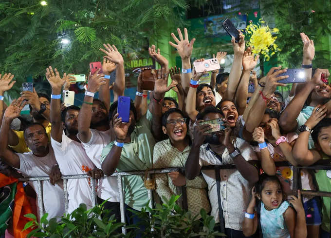 ரோட்  ஷோவை முடித்த கையோடு தனது சமூக வலைதள பக்கத்தில் அடுக்கடுக்கான பதிவுகளை பதிவிட்டுள்ளார் பிரதமர் மோடி.