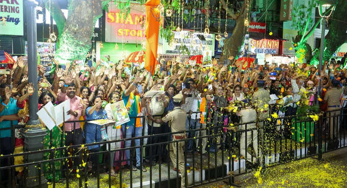 பிரதமர் மோடி கையில் தாமரை சின்னத்தை காண்பித்தப்படி மக்களை பார்த்து கையசைத்தார். 