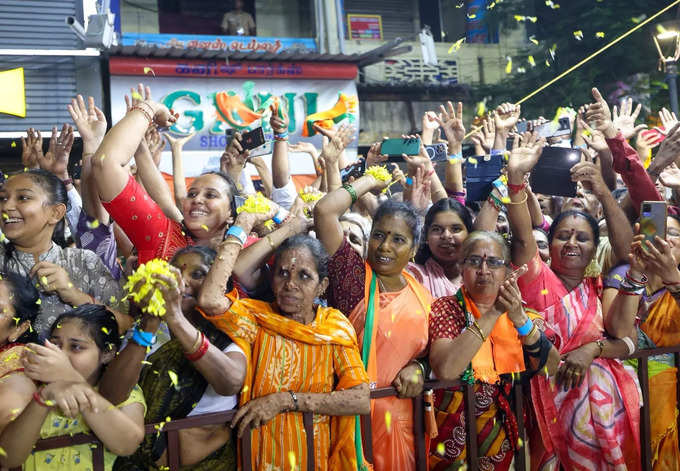 பாரம்பரிய கலை நிகழ்ச்சிகளும் சாலையின் இருபுறங்களிலும் நடைபெற்றன. 