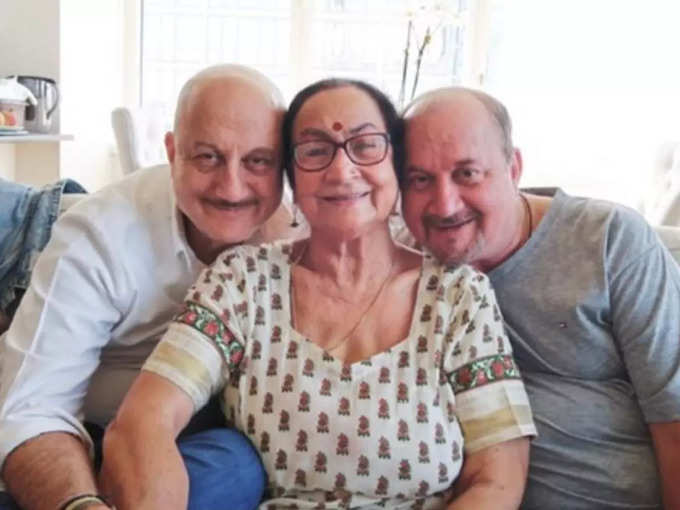 anupam-kher-mother-and-brot