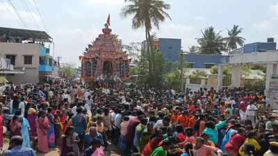 கீழ்வேளூர்  அஞ்சுவட்டத்தம்மன் கோவில்.. பங்குனி தேரோட்டம் கோலாகலம்!