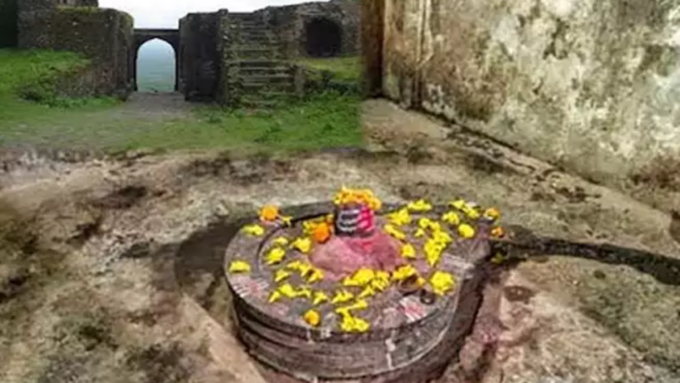 असीरगढ़ के किले में स्थित शिव मंदिर