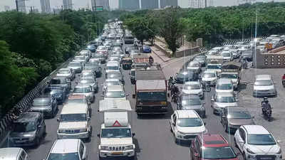 Noida Jam News: नोएडा सेक्टर-18 से 62 वाला एलिवेटेड रोड बंद होने से भारी ट्रैफिक जाम, अगले तीन महीनों तक यही रहेगा हाल