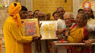 Ram Mandir: राम लला के गर्भ गृह में स्थापित हुई स्वर्ण लिखित रामचरितमानस, डेढ़ क्विंटल है वजन