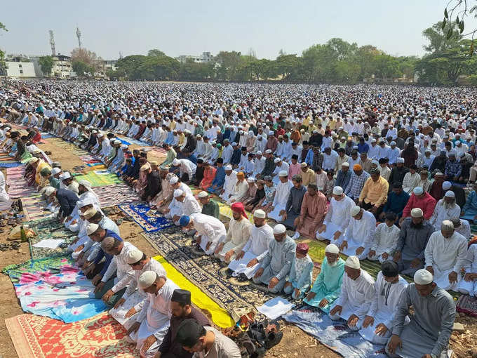 नाशिकच्या ईदगाह मैदानावर ईद सणानिमित्त नमाज पठण झाले