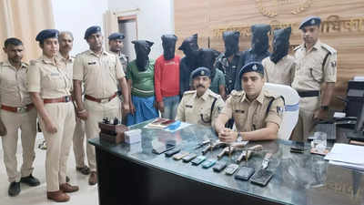 Sitamarhi Crime News: राहगीरों से लूटपाट करने वाले गिरोह के 7 सदस्य गिरफ्तार, 3 कट्टा, 10 मोबाइल और लूट की बाइक बरामद