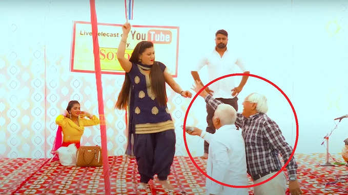 Haryanvi Dance: नलका गाने पर धमाकेदार डांस कर रही थीं पायल चौधरी, पर इन दो बूढ़े ताऊ ने लूट लिया सारा मजमा