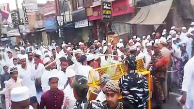 मेरठ में सड़क पर नमाज पढ़ने को लेकर पुलिस से नोंकझोंक, अराजकता फैलाने वालों के खिलाफ अब पुलिस करेगी कार्रवाई