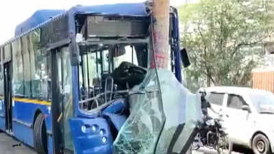दिल्ली: खंभे से टकराई यात्रियों से भरी DTC बस, ड्राइवर समेत 18 लोग हुए घायल