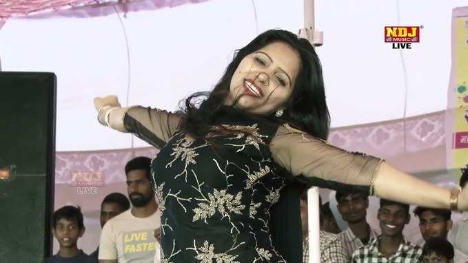Rachna Tiwari Dance: नाचते-नाचते ये क्या करने लगीं रचना तिवारी? खोल बटन पर ठुमके देख मदहोश हो गई भीड़