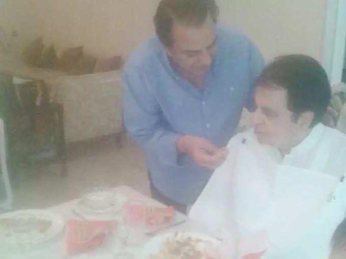 dharmendra-feeding-dilip-ku