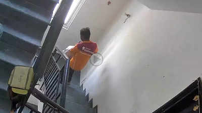CCTV Viral Video:  डिलीवरी लेने के बाद महिला ने बंद किया दरवाजा तो स्विगी एजेंट ने ऐसा काम कर दिया कि सबके होश उड़ गए