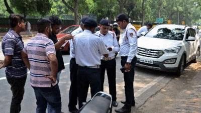 चलती बाइक पर सिगरेट पीता नजर आया बेटा तो महिला मित्र के साथ पति, ट्रैफिक ई चालान से खुल रही पोल