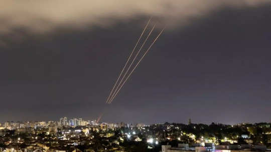 दर्जनों ड्रोन से इजरायल पर ईरान ने बोला हमला, आसमान में दिखे हमलावर ड्रोन, देखिए युद्ध की पहली तस्वीर 