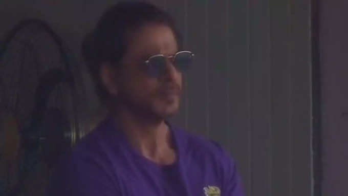 पर्पल टी शर्ट और चश्में जच रहे शाहरुख