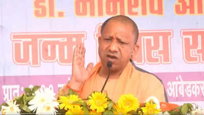 Yogi Adityanath: श्रीनगर में जमकर गरजे योगी, बोले- कांग्रेस का एजेंडा स्वार्थ और देश के विघटन का था