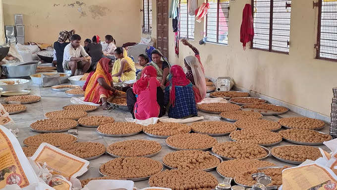 रामनवमी के मौके पर राम मंदिर में भक्तों के बीच होगा लड्‌डू का वितरण