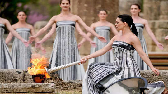 खराब मौसम के बावजूद प्राचीन खेलों के जन्मस्थली यूनान में पेरिस ओलिंपिक की लौ जलाई गई
