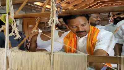 கரூர்: நெசவாளர்களிடம் நெசவு நெய்து பாஜக வேட்பாளர் தேர்தல்  பிரச்சாரம்