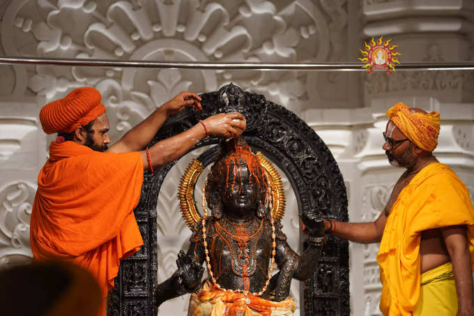 रामनवमी पर श्री राम लला का पंचामृत स्नान और इत्र लेपन हुआ