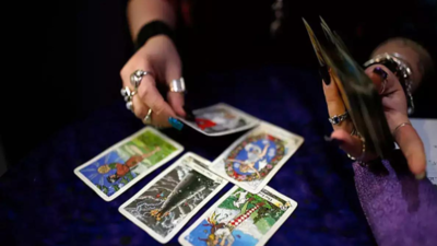 Tarot card prediction true: टैरो कार्ड में सुबह बताया महिला का भविष्य, रात तक फिल्मी स्टाइल में बदल गई किस्मत