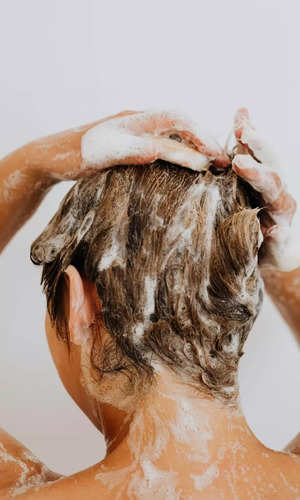 आठवड्यातून किती वेळा केस धुवावेत?...                                         