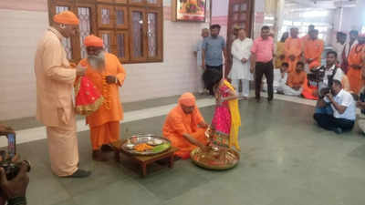 गोरखनाथ मंदिर में सीएम योगी आदित्यनाथ ने किया कन्या पूजन, अपने हाथों से भोजन कराया