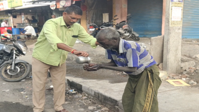 விழுப்புரம் திண்டிவனம்; சாலையோரம் கிடந்த முதியவரை மீட்ட காவலருக்கு குவியும் பாராட்டு!