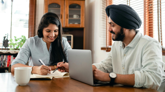 किसी एक से प्यार होते हुए दूसरे से अट्रैक्ट होना सही है या गलत, रिलेशनशिप कोच से समझें