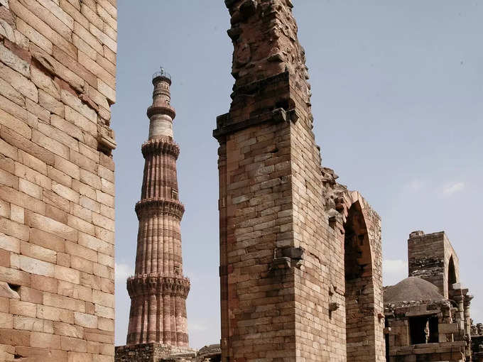 मंदिरों को तोड़कर बनाई मस्जिद