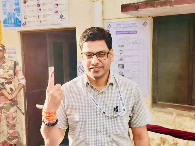 रामपुर में वोटिंग शुरू, जिलाधिकारी ने भी डाला वोट