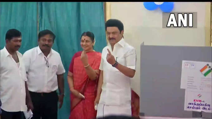 तमिलनाडु के सीएम और डीएमके प्रमुख एमके स्टालिन ने चेन्नई के एक मतदान केंद्र पर मतदान किया।