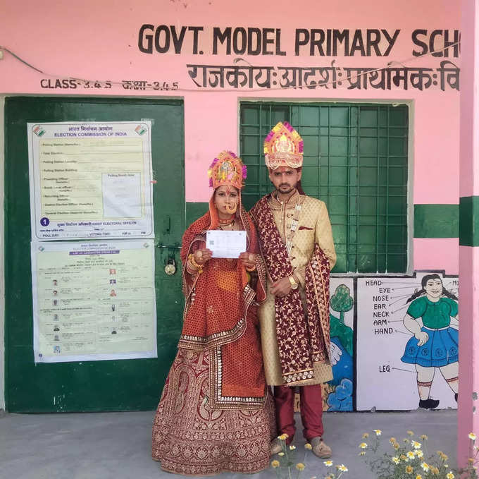 पौढ़ी गढ़वाल: विकासखंड कोट के राजकीय आदर्श प्राथमिक विद्यालय रणाकोट में दुल्हन सोनाली ने किया मतदान