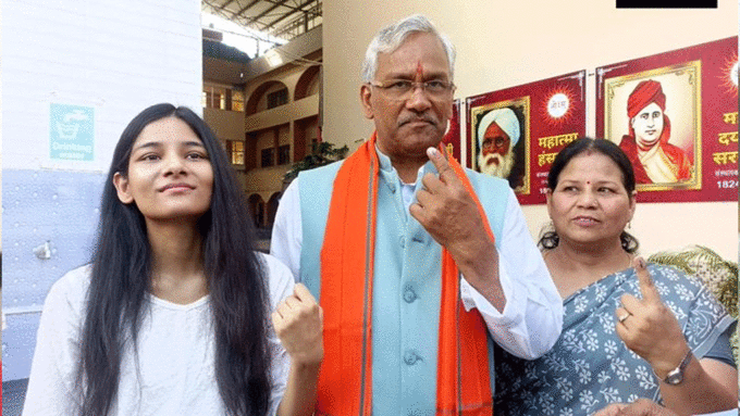 त्रिवेन्द्र सिंह रावत ने परिवार के साथ डाला वोट
