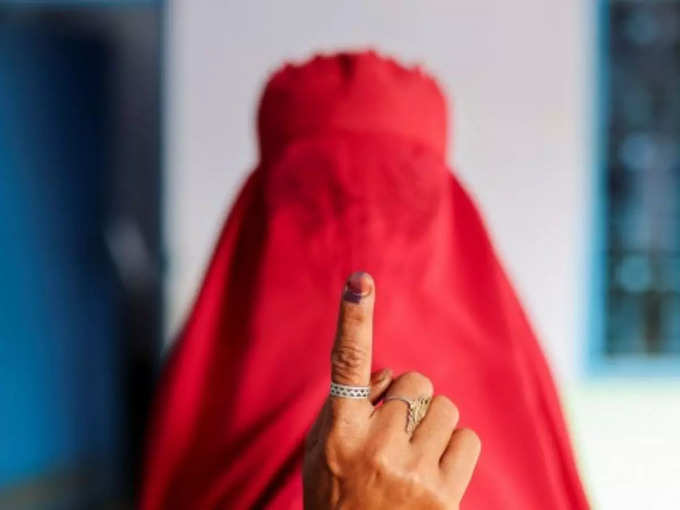 बुर्के में मतदान करने पहुंचीं महिलाएं