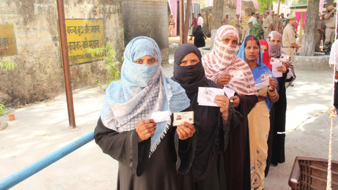 रामपुर में धीरे-धीरे बढ़ता जा रहा मतदान