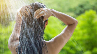 Shampoo Mistakes: শ্যাম্পু করার সময়ে এই ৪ ভুলেই মুঠো মুঠো চুল উঠতে শুরু করে! সতর্ক করলেন বিশিষ্ট চিকিৎসক