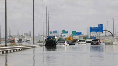 રેકોર્ડ વરસાદ અને ભારે પૂર બાદ હવે ફરીથી બેઠા થવા સંઘર્ષ કરી રહ્યું છે UAE