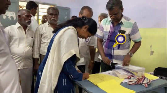 kanimozhi cast her vote at thoothukudi