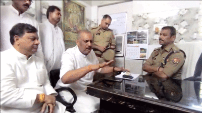 मंदिर से थाने तक दंडवत... सपा विधायक अमिताभ वाजपेई ने क्यों ठाना खुद की गिरफ्तारी देने का अजब तरीका?