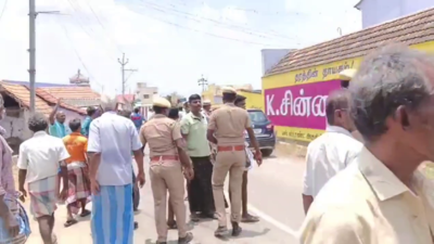 தேர்தல் புறக்கணிப்பில் ஈடுபட்டுள்ள பொட்டலூரணி கிராம மக்கள்-பேச்சுவார்த்தை நடத்த வந்த அமைச்சருக்கு எதிர்ப்பு!