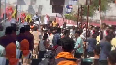 छिंदवाड़ा में पोलिंग बूथ पर जमकर चले लाठी डंडे, कुर्सियां फेंककर बीजेपी-कांग्रेस कार्यकर्ताओं ने एक दूसरे को मारा