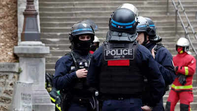 पेरिस में ईरानी दूतावास में ग्रेनेड लेकर घुसा शख्स! फ्रांसीसी पुलिस ने एक संदिग्ध को पकड़ा