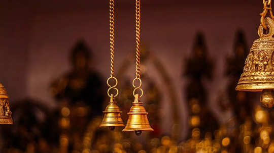 Temple Bell: মন্দির থেকে বেরনোর সময় ভুলেও ঘণ্টা বাজাবেন না, হতে পারে বড় ক্ষতি! জানুন কী বলছে বাস্তুশাস্ত্র
